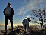 34 Nina copre il solle abbagliante verso la croce